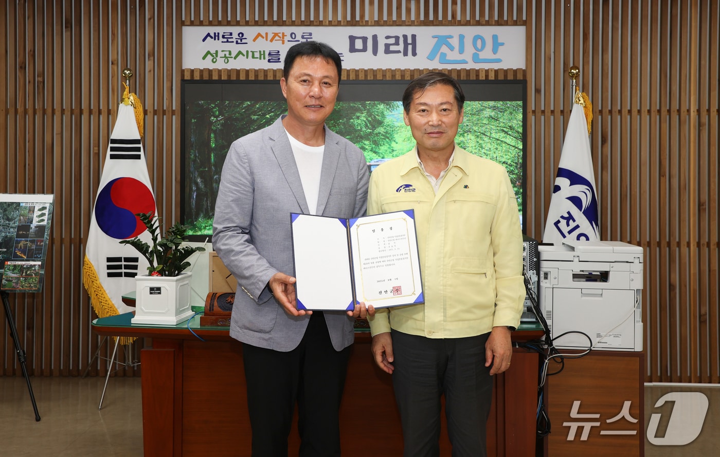 전춘성 전북 진안군수(오른쪽)가 진안군청 테니스선수단 초대 감독인 조효익 전북테니스협회 감독에게 임명장을 수여하고 있다.(진안군제공. 재판매 및 DB금지)2025.8.19/뉴스1