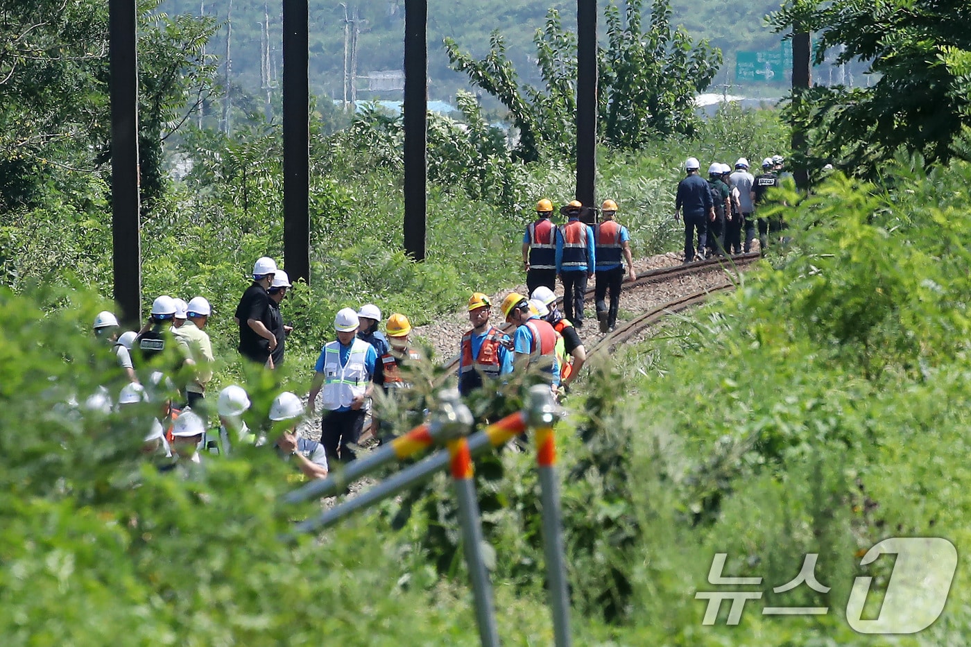 19일 오전 10시 52분쯤 경북 청도군 화양읍 삼신리 경부선 철로에서 마산으로 향하던 무궁화 열차가 선로에서 작업하던 근로자 7명을 치는 사고가 발생했다. 경찰과 소방, 코레일 등 관계자들이 사고 현장을 조사하고 있다. 2025.8.19/뉴스1 ⓒ News1 공정식 기자