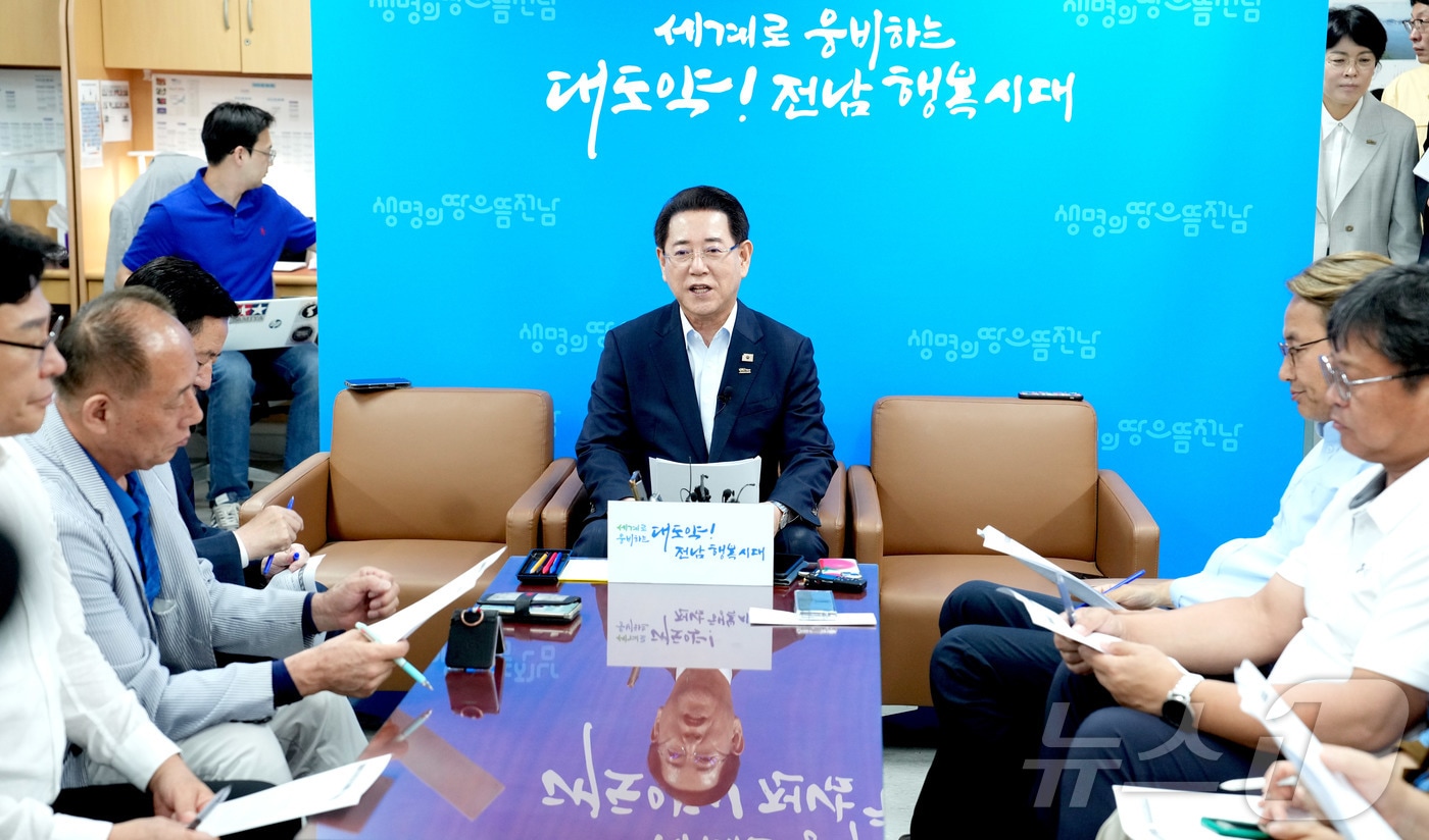 김영록 전남도지사가 19일 오후 도청 기자실에서 기자간담회를 열고 "새 정부 5극 3특 균형발전 전략에 발맞춘 광주전남 특별지방자치단체 , 전남 에너지 해양 특화도시 특별법 제정 노력 등에 도정을 집중할 계획"이라고 밝히고 있다.(전남도 제공. 재판매 및 DB금지) 2025.8.19/뉴스1 2025.8.19/뉴스1