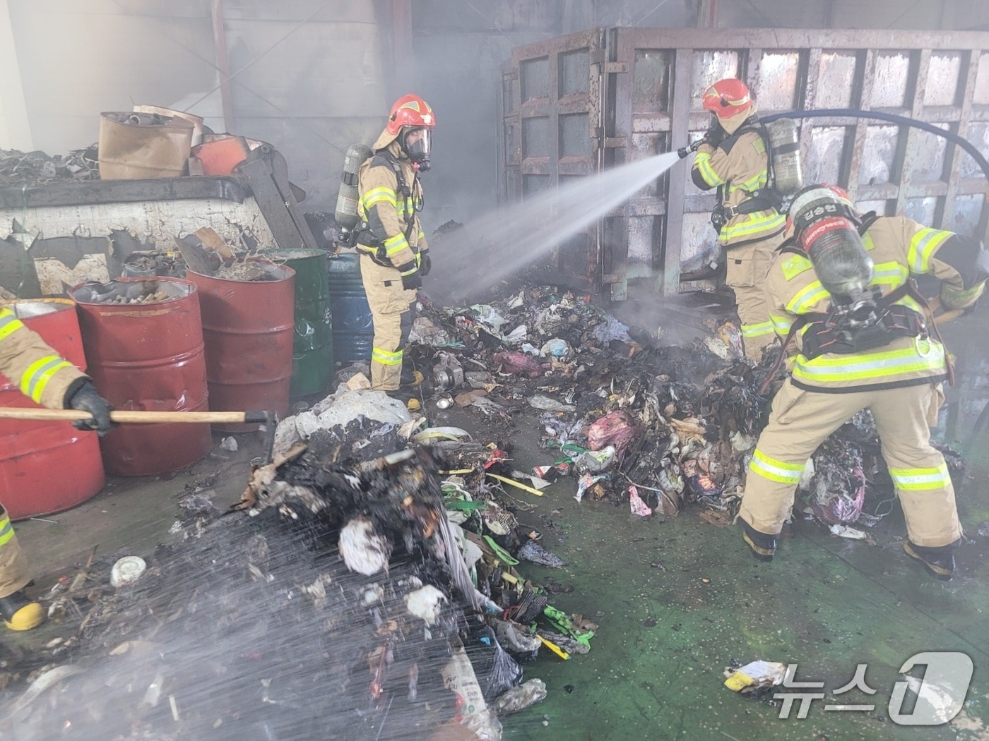 화재 진화 장면(경남소방본부 제공. 재판매 및 DB금지). 2025.8.19