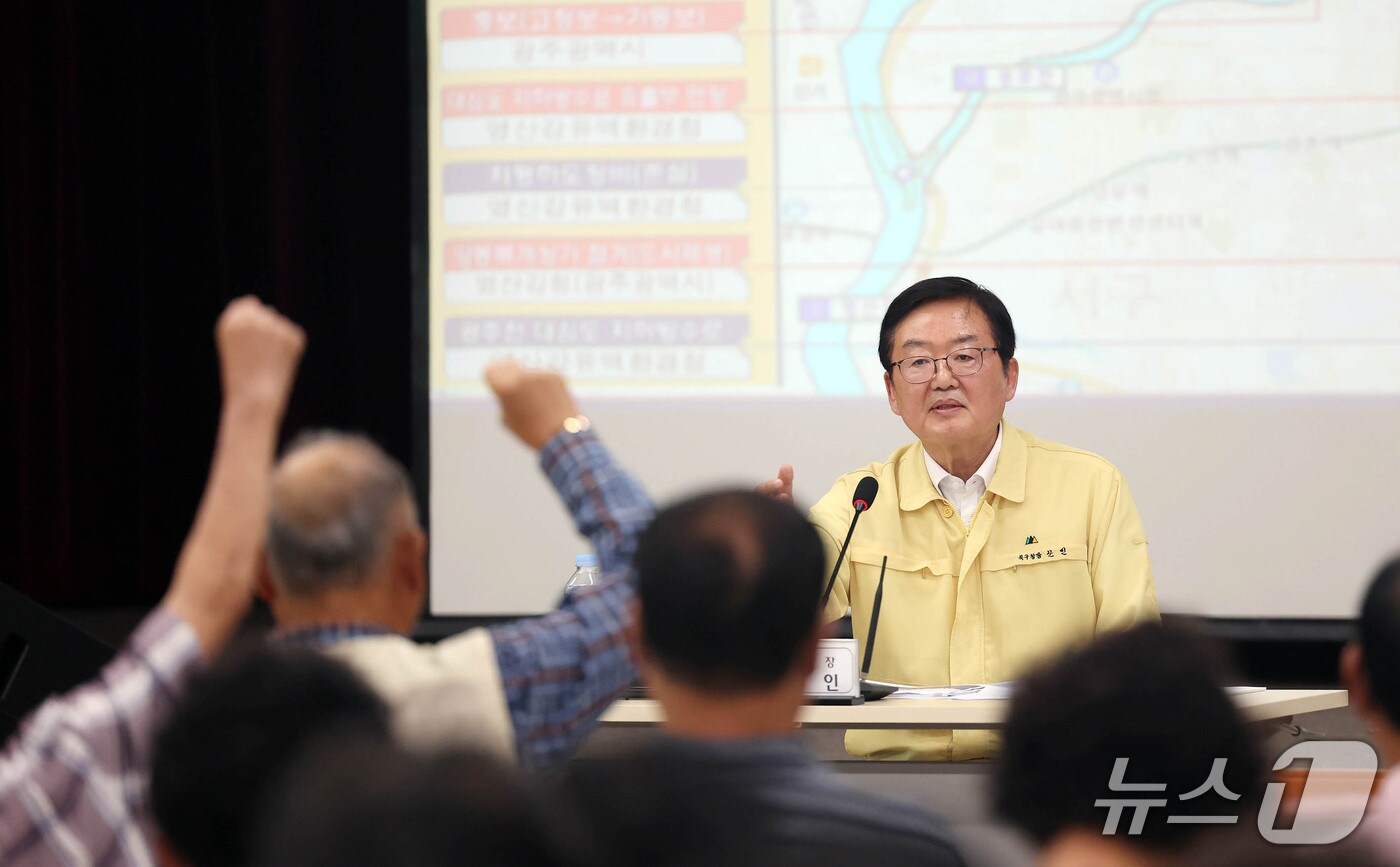 19일 광주 북구청 3층 회의실에서 열린 &#39;침수 피해 지원 및 중장기 침수 예방대책 주민보고회&#39;에서 문인 북구청장이 주민들의 질의응답을 듣고 있다.&#40;광주 북구 제공. 재판매 및 DB 금지&#41;