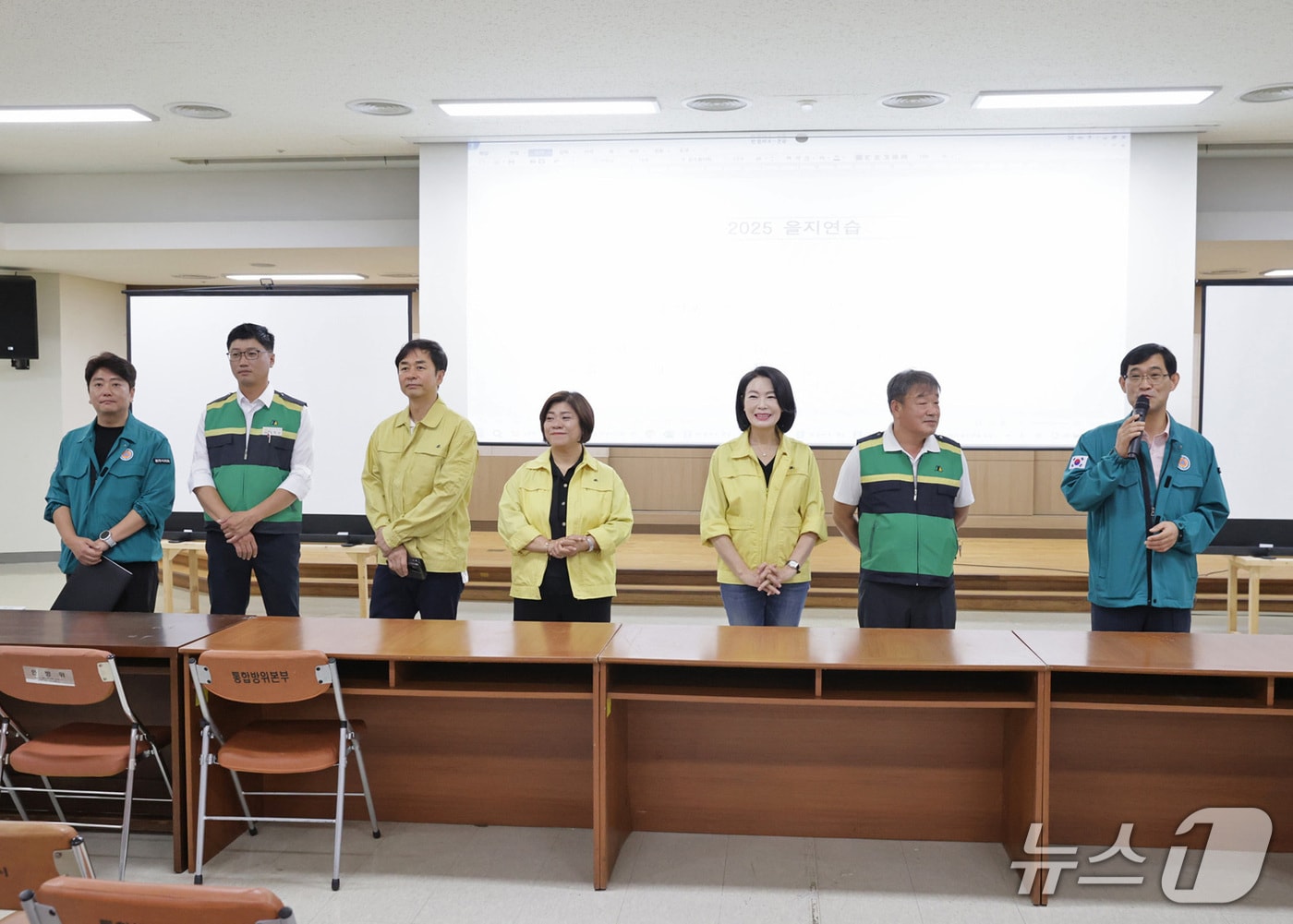 조용기 강원 원주시의회 의장을 비롯한 의회 관계자들이 19일 원주시청 지하 2층 충무시설을 찾아 을지훈련 근무자들을 만난 가운데, 이날 조용기 의장이 마이크를 들고 근무자들에게 격려 인사를 하는 모습. (원주시의회 제공. 재판매 및 DB금지) 2025.8.19/뉴스1