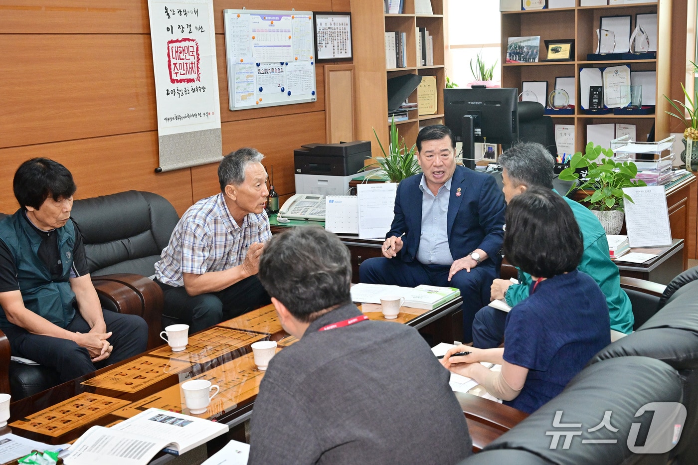 울산시의회 이장걸 행정자치위원장은 18일 시의회에서 울산지역 내 과밀 공동주택과 관련한 문제 해결 방안을 논의하는 간담회를 개최했다.(울산시의회 제공. 재판매 및 DB금지)/뉴스1