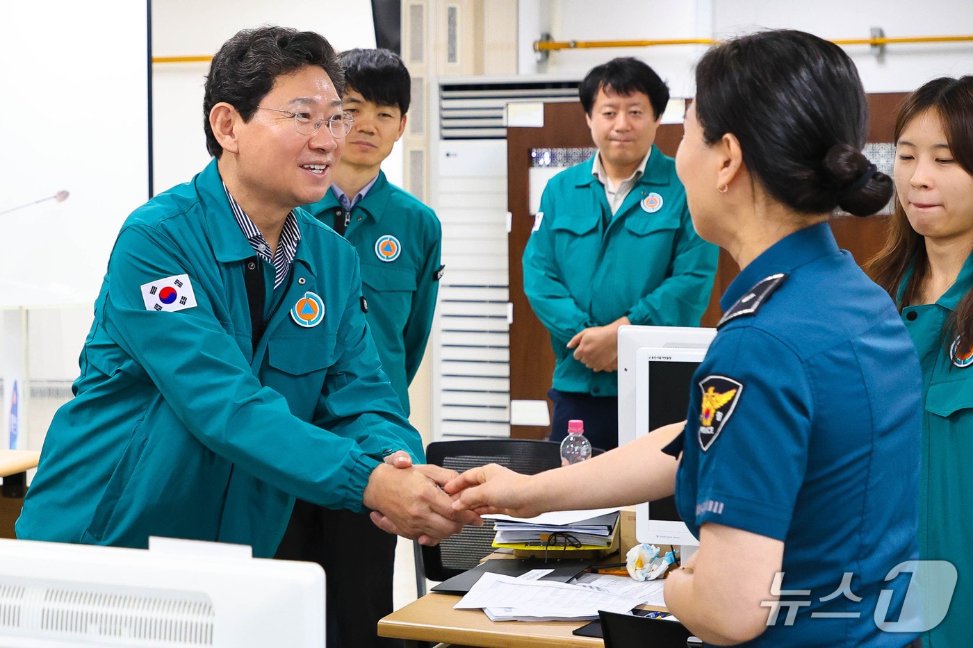 이상일 시장이 19일 을지연습장에서 훈련 참가자들과 인사를 하고 있다.(용인시 제공)