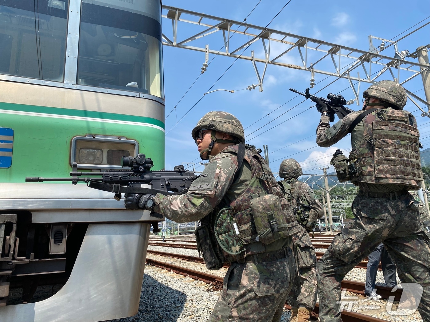육군 제53보병사단 부산여단이 19일 부산도시철도 2호선 호포역 일원에서 다중이용시설 테러 대응 훈련을 하고 있다.(육군 제53보병사단 제공. 재판매 및 DB 금지)