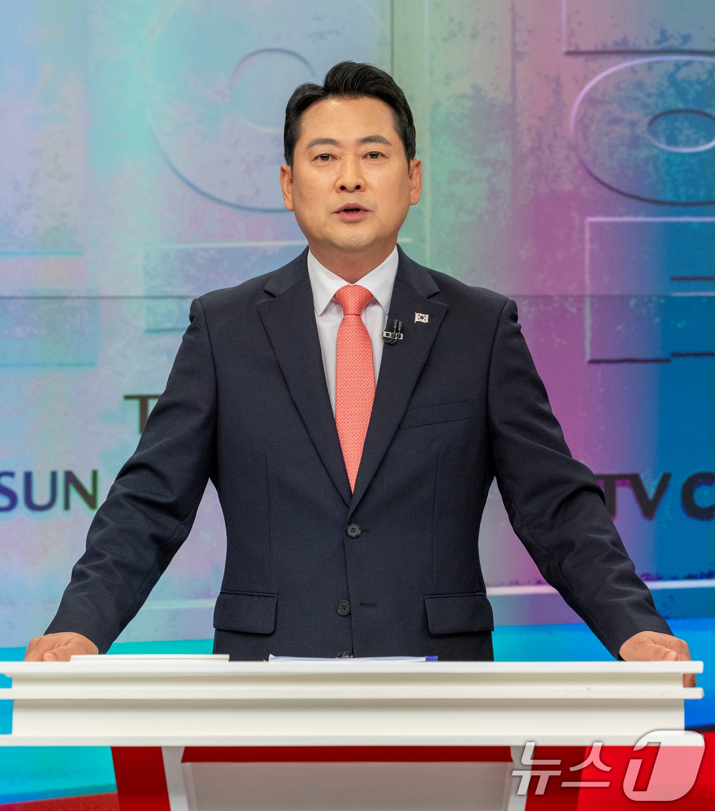 장동혁 국민의힘 당대표 후보가 지난 8월 19일 서울 중구 TV조선 스튜디오에서 국민의힘 제6차 전당대회 방송 토론회를 준비하고 있는 모습. 이날 토론회에서 장 후보는 '전한길 한동훈 중 누구를 공천하겠냐'는 밸런스 게임에서 전한길 씨를 택했다. 2025.8.19/뉴스1 ⓒ News1 국회사진기자단