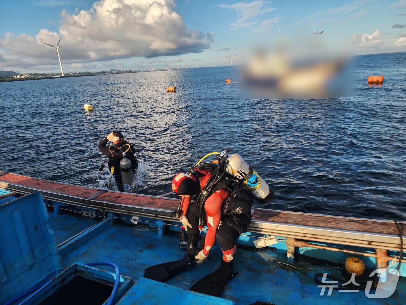 19일 제주시 한림읍 앞 해상에서 어선에 걸린 정치망 제거작업에 나선 민간잠수부.(제주해양경찰서 제공. 재판매 및 DB 금지)