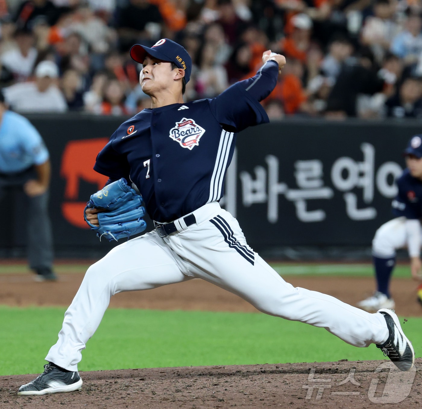 19일 대전 한화생명볼파크에서 열린 프로야구 '2025 신한 SOL 뱅크 KBO리그' 한화이글스 대 두산베어스 경기에서 두산 이교훈이 투구하고 있다 2025.8.19 ⓒ 뉴스1 김기남 기자