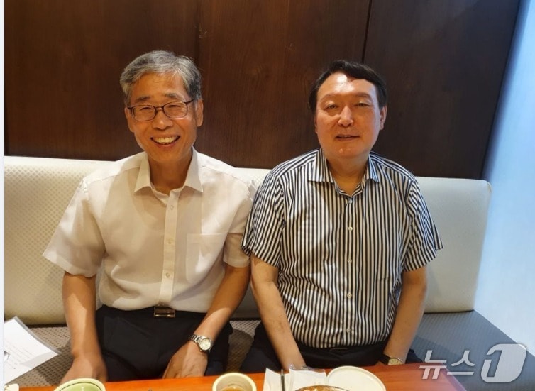 윤석열 전 대통령과 신평 변호사. (SNS 갈무리) ⓒ 뉴스1