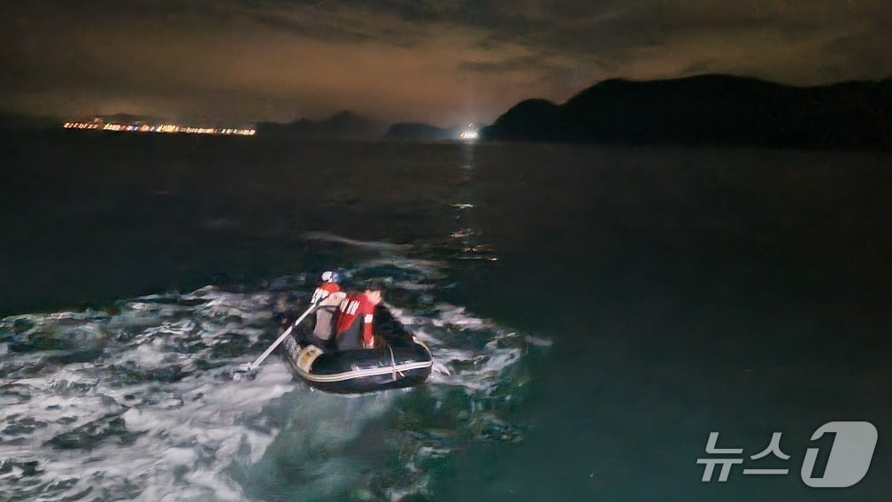 갯바위 고립자를 구조하는 해경(태안해경 제공) /뉴스1