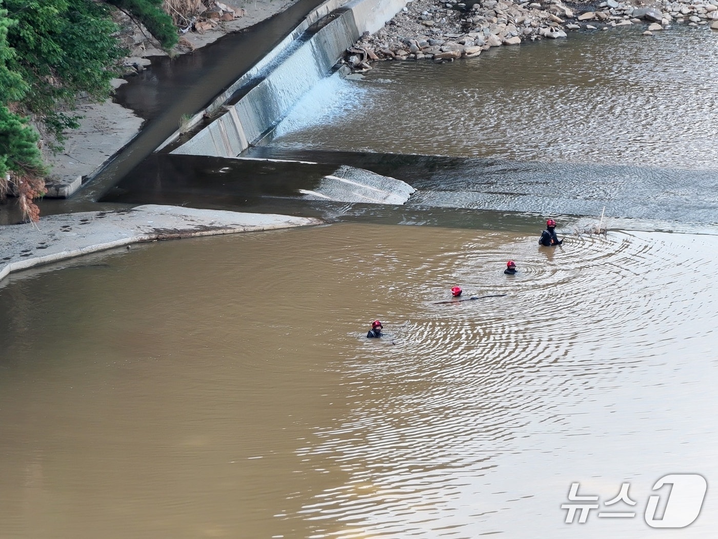산청 실종자 수색을 벌이는 소방 대원들&#40;경남소방본주 제공. 재판매 및 DB금지&#41;. 2025.7.31