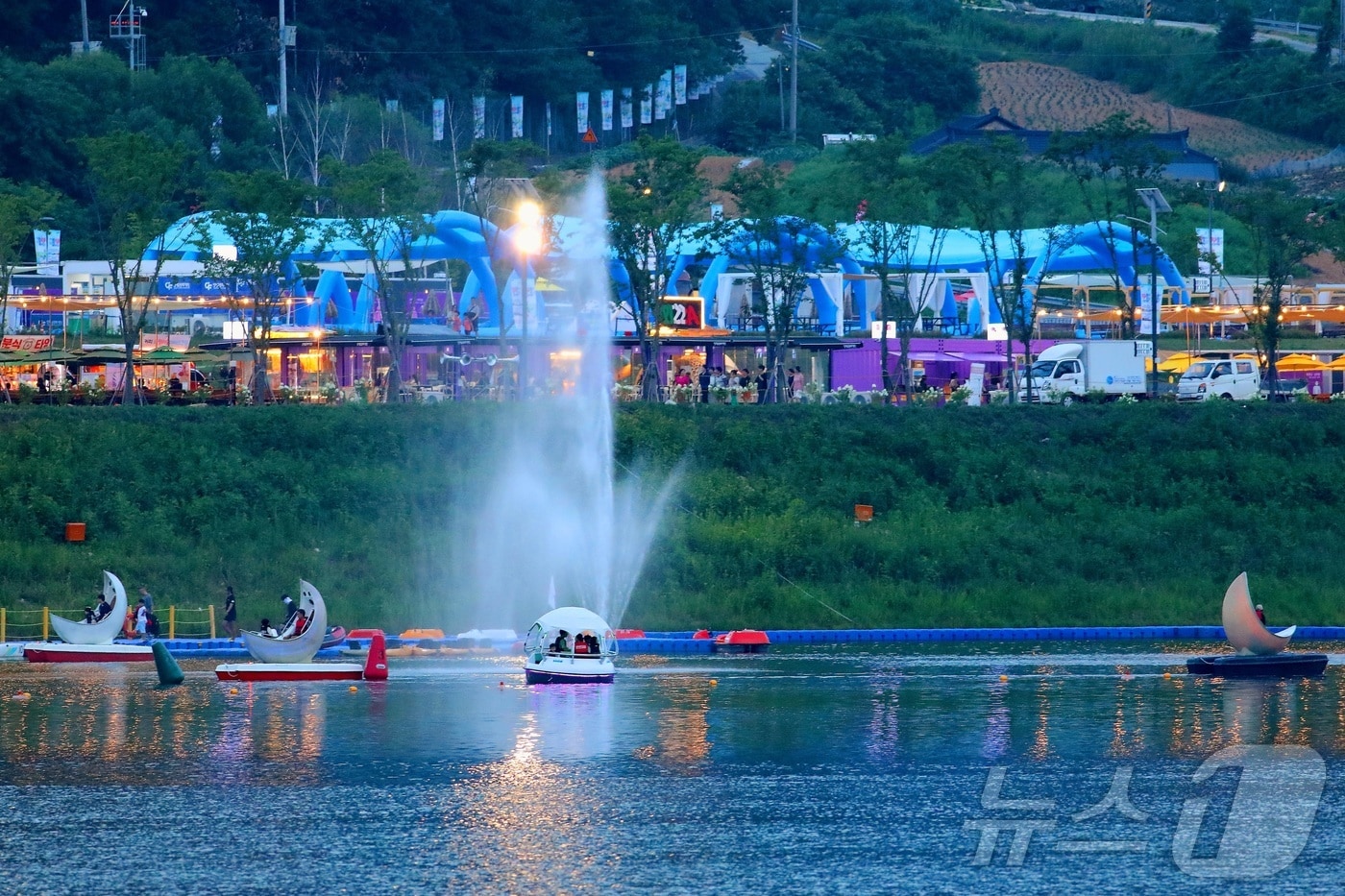 지난해 8월 1일 강원 인제군의 여름 축제인 ‘여름愛 인제愛 빠지다’가 인제군 남면 빙어호 일원에서 열리고 있다. 약 1300평 규모의 대형 물놀이장에서 워터슬라이드 등 다양한 놀이시설을 비롯 수상레저 체험, 육상 액티비티 체험이 운영되는 이번 축제는 8월 10일까지 이어진다. (인제군 제공. 재사용 및 DB금지) 2025.8.2 ⓒ 뉴스1 이종재 기자