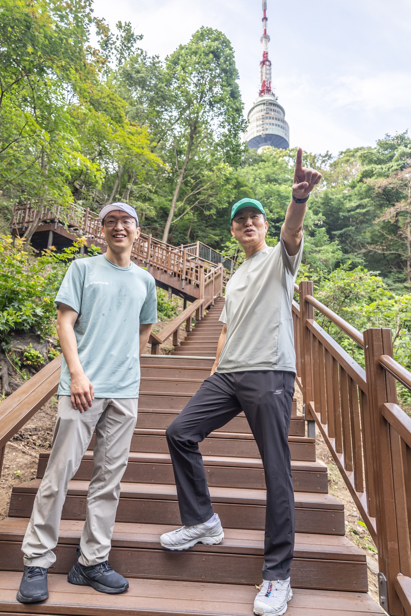 오세훈 서울시장이 2일 정희원 서울 건강총괄관과 함께 남산 북측숲길에서 서울도심을 전망하고 있다.(서울시 제공)