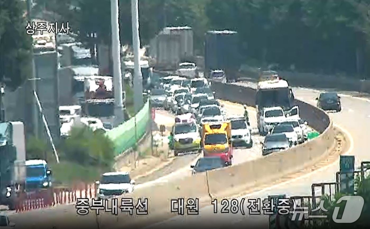 지난 1일 오후 1시 7분쯤 경북 구미시 옥성면 대원리 중부내륙고속도로 양평 방향 128㎞ 지점에서 고속버스가 1톤 포터를 들이 받은뒤 포터가 소나타, 그랜저, 아우디, QM6 등 승용차 4대를 잇따라 들이받은 6중 추돌사고가 발생했다.(경북소방본부 제공) 2025.8.2/뉴스1