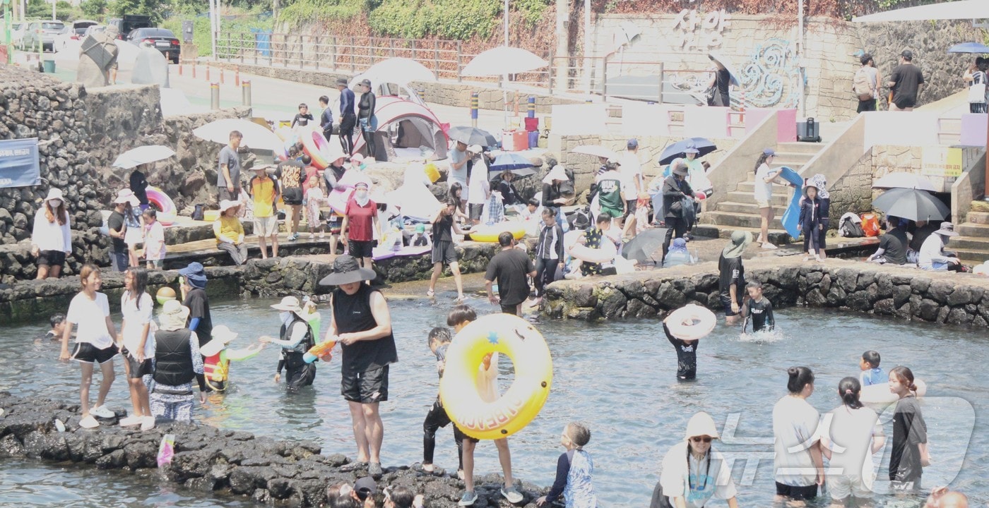 2일 오후 제주시 삼양동 용천수 '샛도리물'을 찾은 피서객들이 물놀이하며 무더위를 식히고 있다. 위를 식히고 있다.2025.8.2/뉴스1 ⓒ News1 강승남 기자