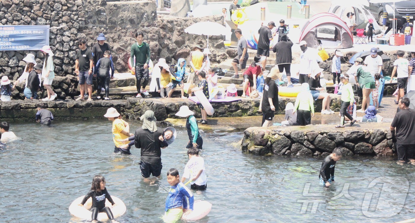 2일 오후 제주시 삼양동 용천수 '샛도리물'을 찾은 피서객들이 물놀이하며 무더위를 식히고 있다. 위를 식히고 있다.2025.8.2/뉴스1 ⓒ News1 강승남 기자