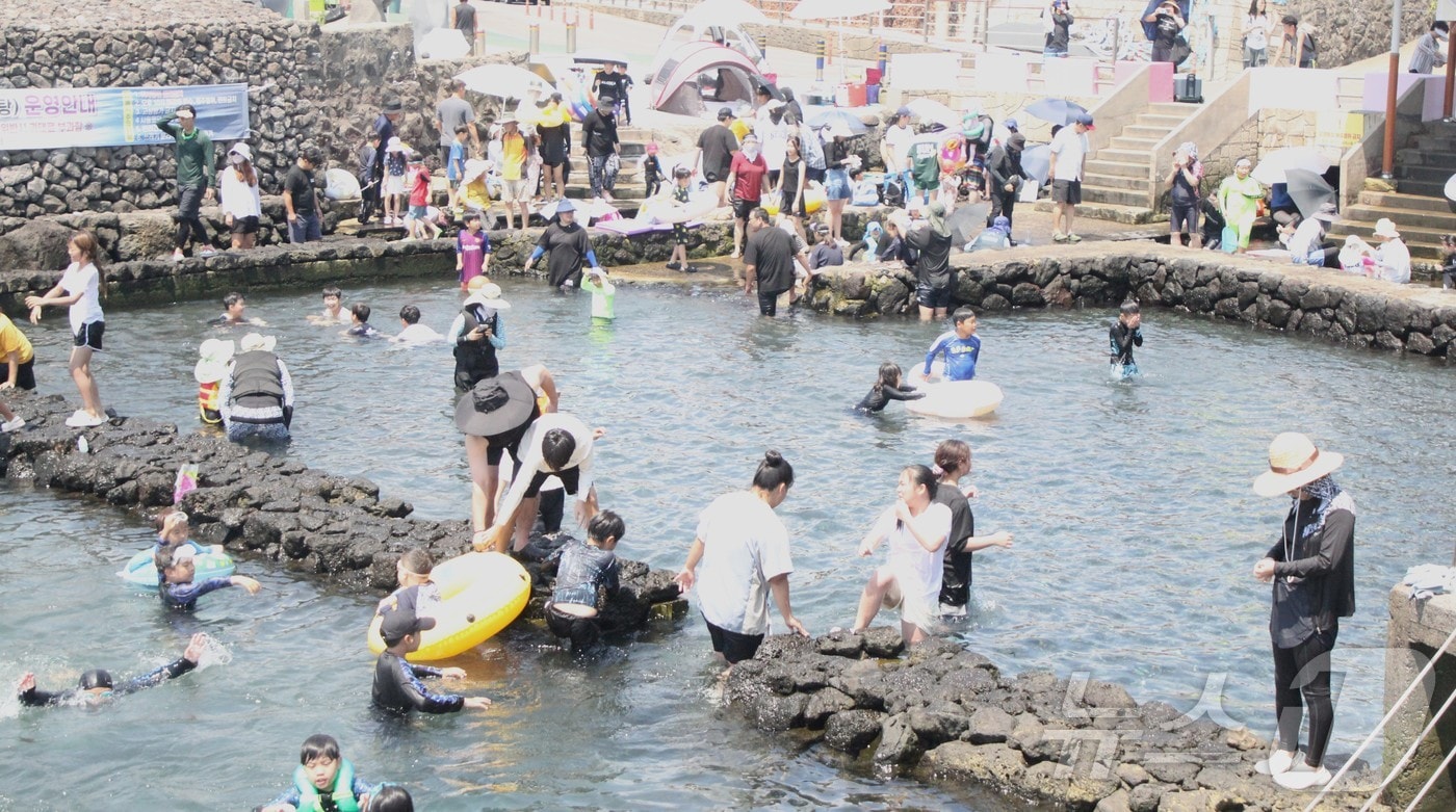 용천수에서 물놀이하는 도민들(자료사진)/뉴스1