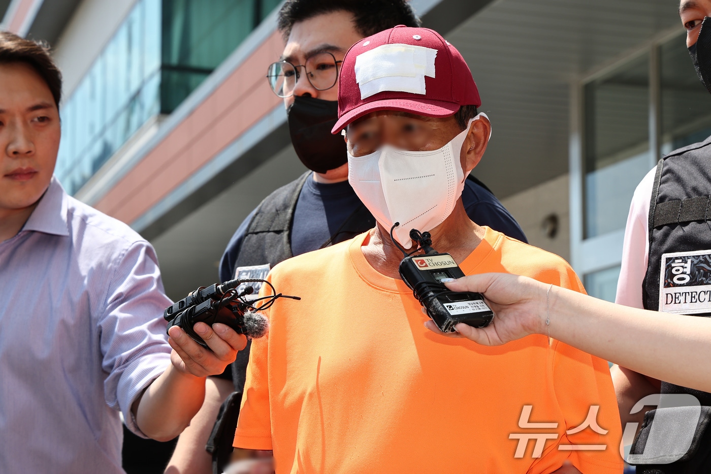 동거하던 50대 여성을 살해한 혐의를 받는 중국 국적 60대 남성 김 모 씨가 2일 서울남부지방법원에서 열리는 구속 전 피의자심문(영장실질심사)을 받기 위해 서울금천경찰서를 나서고 있다. 2025.8.2/뉴스1 ⓒ News1 김도우 기자