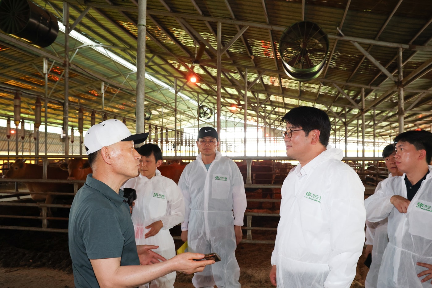 권재한 농촌진흥청장이 1일 경기도 화성시 한우 농가를 찾아 폭염 대응 기술 지원 현장을 점검하고 있다. &#40;농촌진흥청 제공&#41; 2025.08.02 /뉴스1