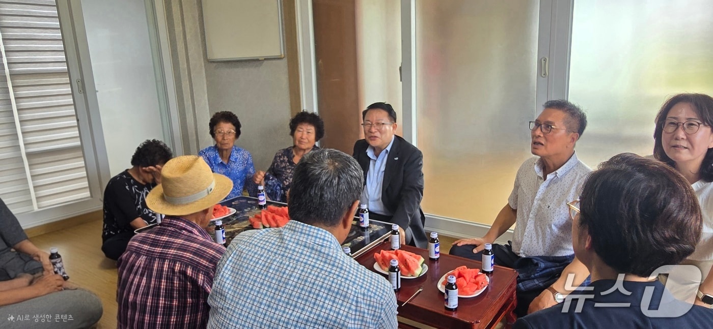 정헌율 익산시장이 직접 무더위쉼터를 방문해 이용자들의 의견을 청취하고 있다.(익산시 제공. 재판매 및 DB금지)