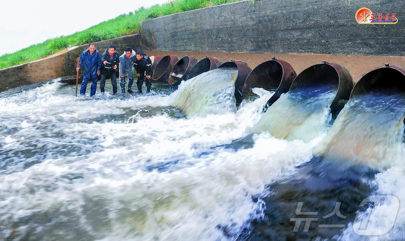 &#40;평양 노동신문=뉴스1&#41; = 북한 노동당 기관지 노동신문은 20일 &#34;각지의 농업부문 일꾼들은 현장에 좌지를 정하고 농경지 침수 방지 대책 적극적으로 강구하자&#34;며 재령군관개관리소를 조명했다. [국내에서만 사용가능. 재배포 금지. DB 금지. For Use Only in the Republic of Korea. Redistribution Prohibited] rodongphoto@news1.kr