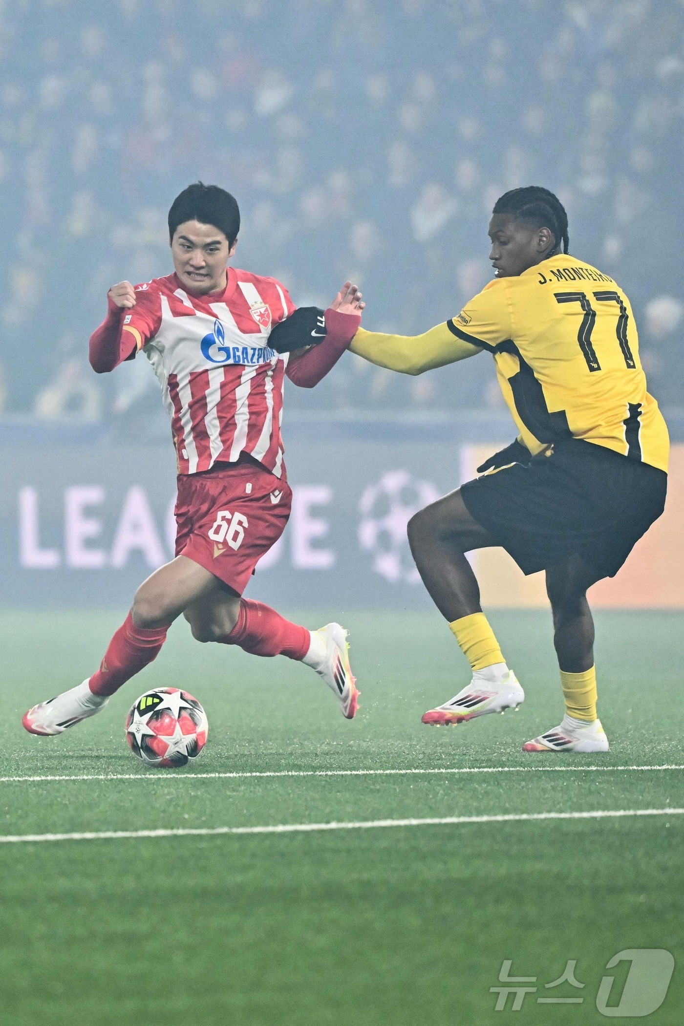 경기 중인 설영우(왼쪽).ⓒ AFP=뉴스1