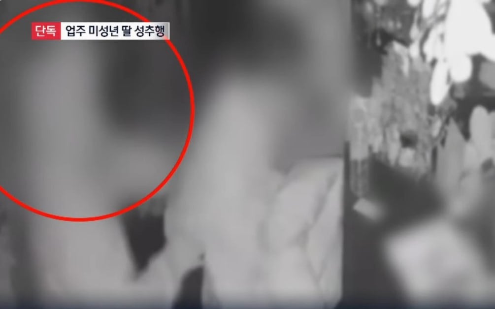 남성이 피해 아동 뒤에서 껴안으려고 시도하는 모습. &#40;채널A 갈무리&#41;