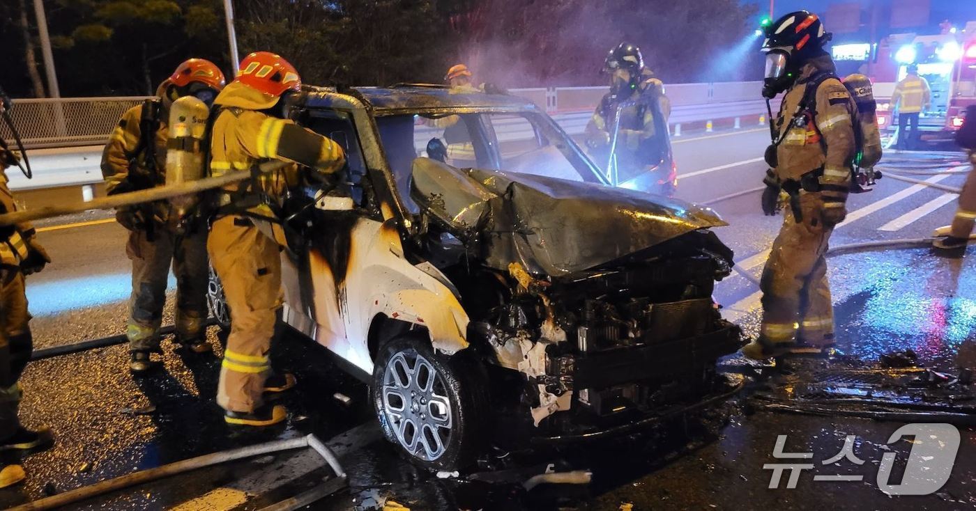 19일 오후 7시28분쯤 경북 청도군 청도읍 송읍리 한 지방도에서 캐스퍼 승용차가 정차해 있던 5톤 트럭을 들이받은 후 불이 나 소방 당국이 진화하고 있다.(경북소방본부 제공. 재판매 및 DB 금지)2025.8.20/뉴스1