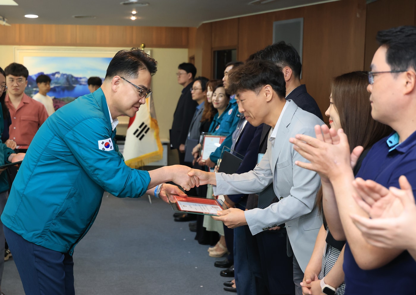 오언석 도봉구청장이 건축과 김창완 팀장에게 표창을 전달하고 있다.(도봉구 제공)