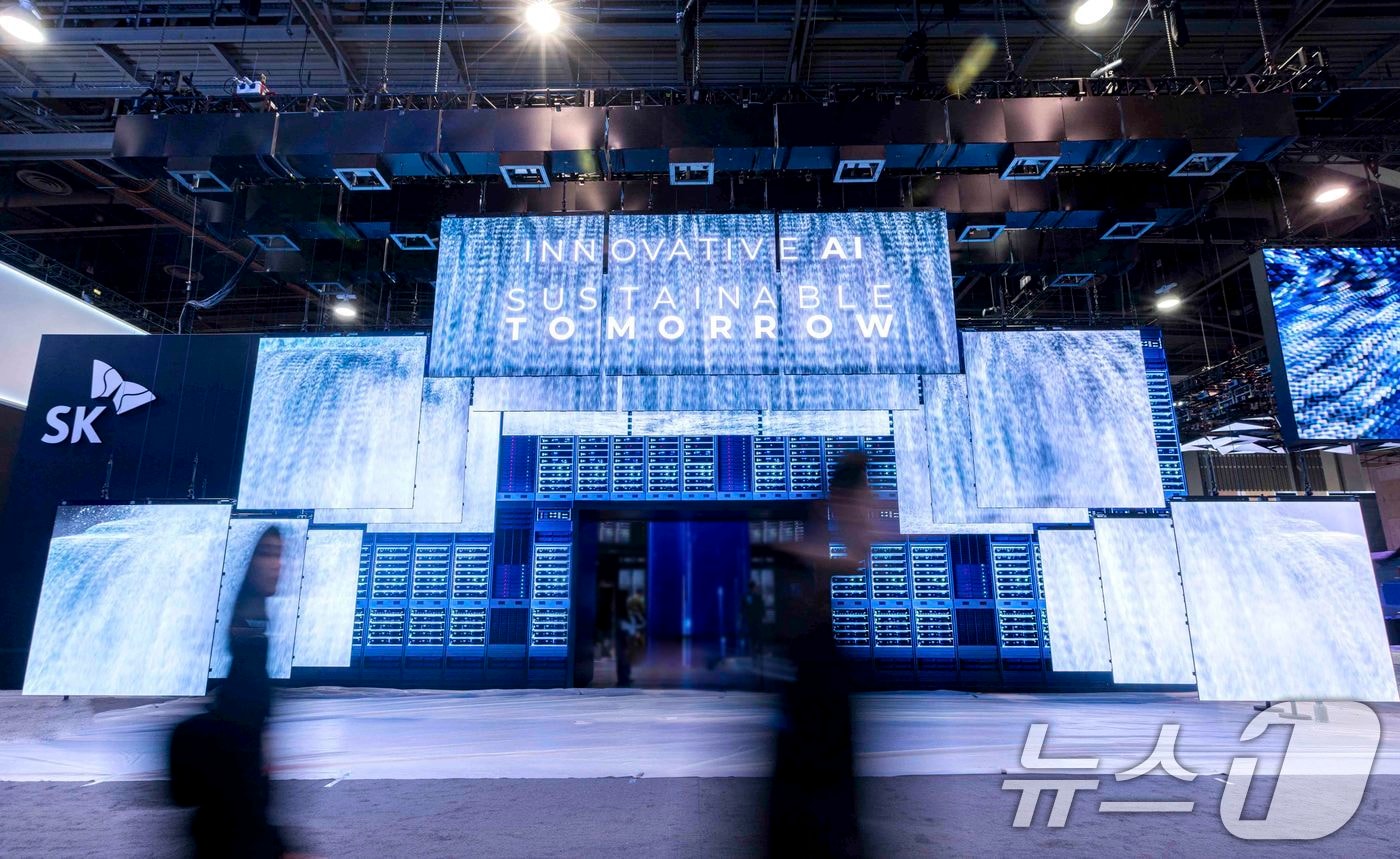 'CES 2025' SK그룹 전시관 입구 정면에 설치된 '혁신의 문'. /뉴스1