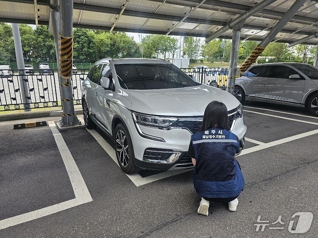 파주시 관계자가 체납차량의 번호판을 영치하고 있는 모습. (파주시 제공, 재판매 및 DB금지)