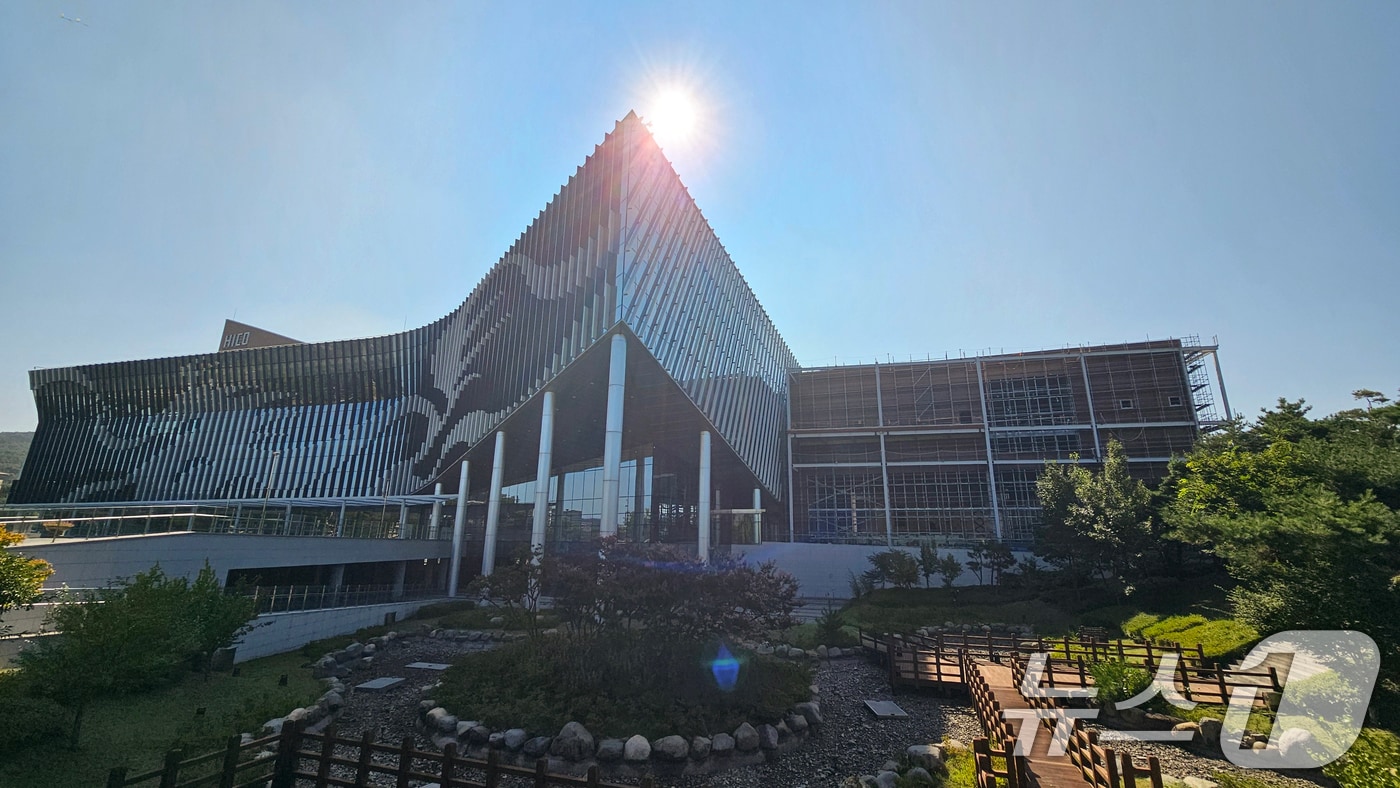 APEC 2025 정상회의를 70여일 앞둔 지난 8월20일 정상회의장으로 사용될 경주 화백컨벤션센터와 미디어센터의 공사가 한창이다. 2025.8.20/뉴스1 ⓒ News1 최창호 기자