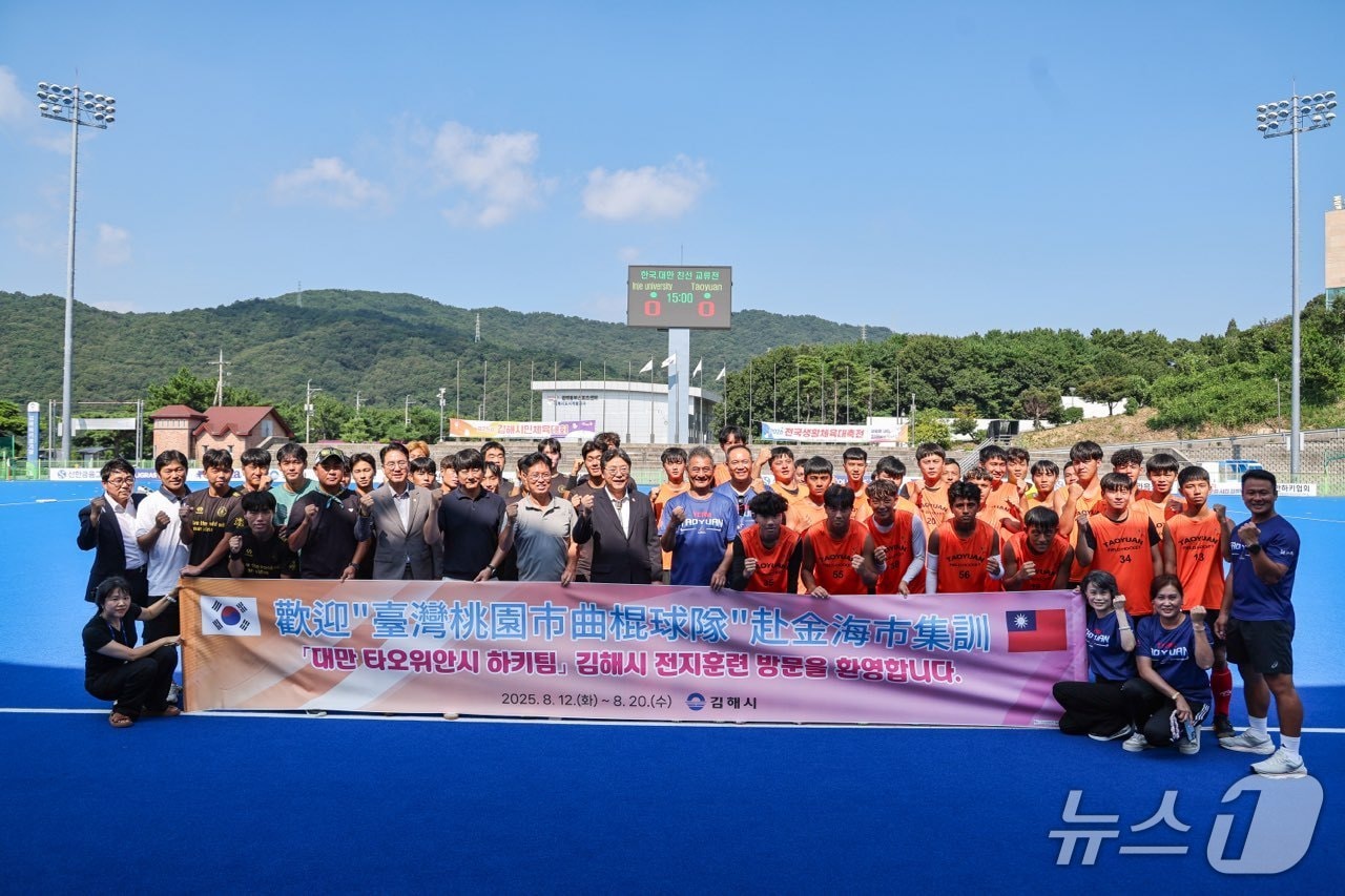지난 19일 홍태용 김해시장이 김해하키경기장에서 전지 훈련 중인 대만 타오위안시 하키 대표팀을 찾아 격려 하고 있다.&#40;김해시 제공. 재판매 및 DB금지&#41;