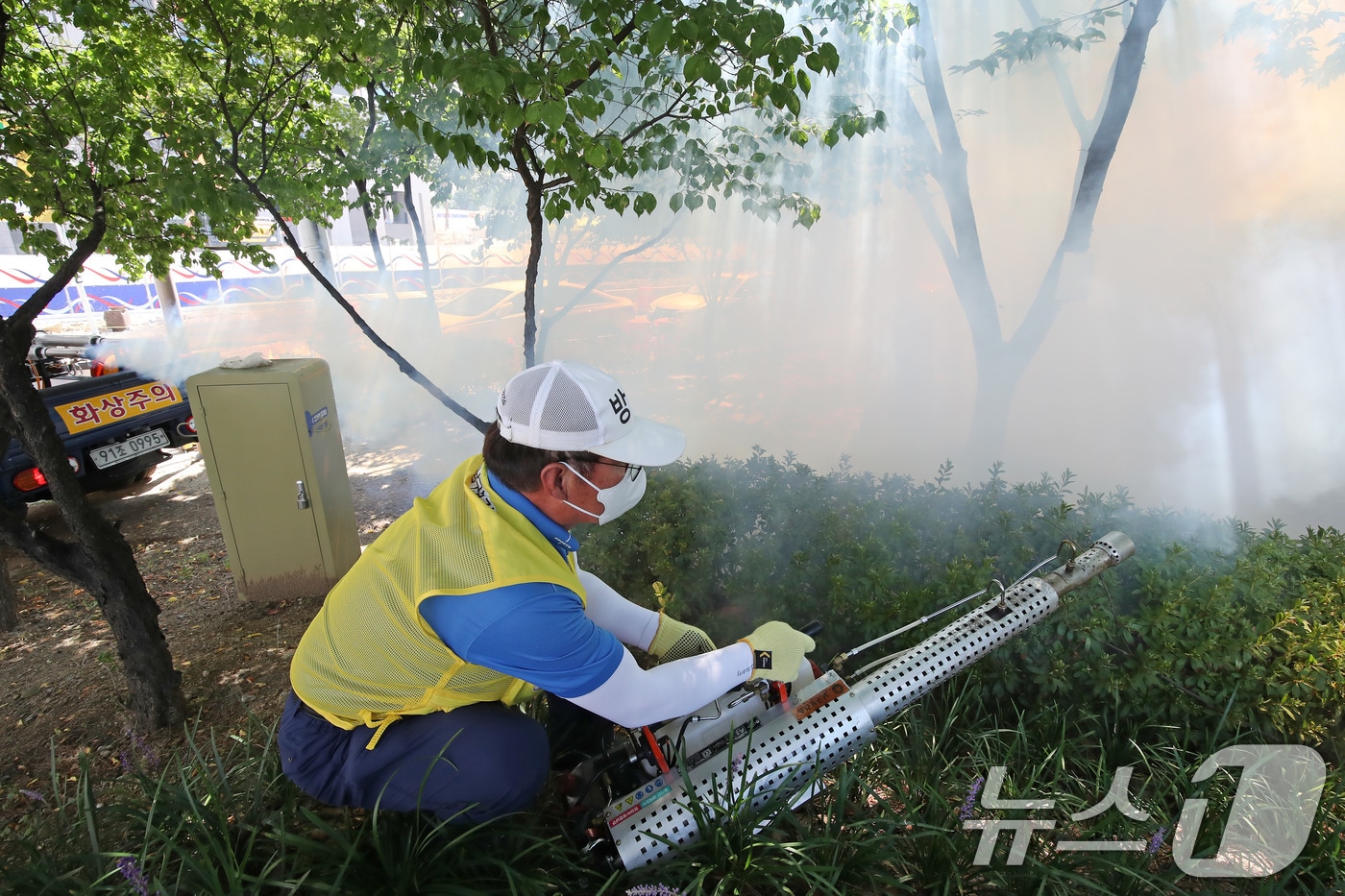 처서를 앞두고 폭염이 계속된 20일 오전 대구 남구 영선공원에서 보건소 방역반 관계자가 여름철 감염병 매개체인 모기 등 해충을 박멸하기 위해 소독약을 뿌리고 있다. 보건당국은 지난 19일 전국에 말라리아 경보를 발령했다. 2025.8.20/뉴스1 ⓒ News1 공정식 기자