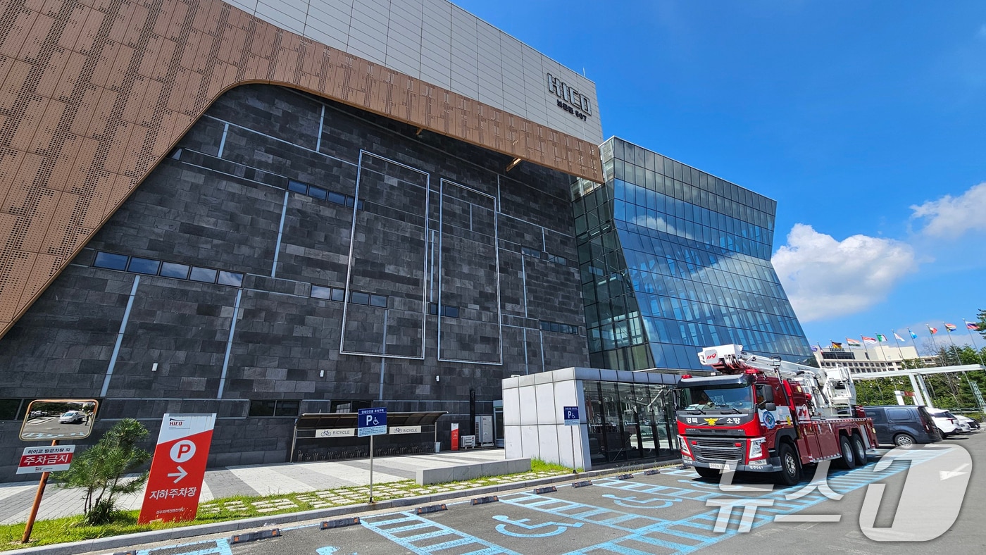 APEC 2025 정상회의 회의장인 경북 경주시 보문단지 내 화백컨벤션센터에서 마무리 공사가 진행 중인 가운데 소방당국이 화재 발생 등에 대비해 점검하고 있다. 2025.8.20/뉴스1 ⓒ News1 최창호 기자