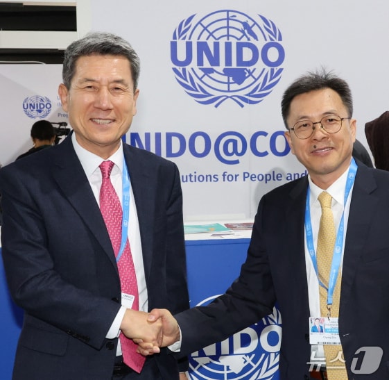 이강덕 경북 포항시장(왼쪽)이 지난해 11월 아제르바이잔 바쿠에서 개최된 '제29차 유엔기후변화협약 당사국총회(COP29)'에서 츠용 조우 UNIDO 부국장과 인사를 나누고 있는 모습. (포항시제공, 재판매 및 DB금지) 