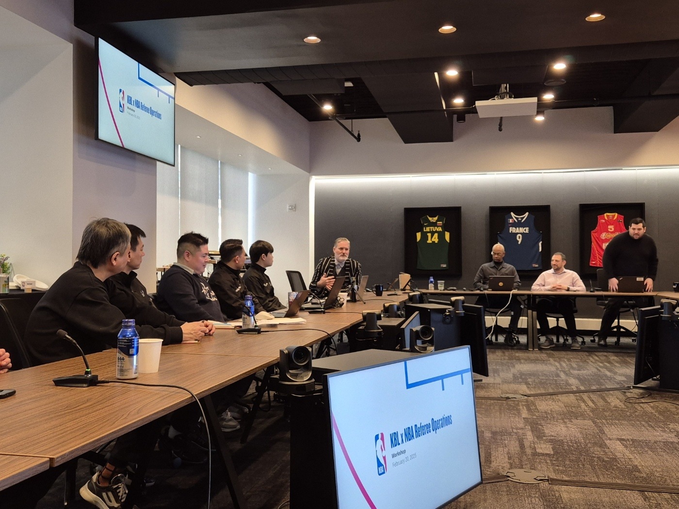 KBL은 오는 26일부터 29일까지 미국프로농구(NBA) 심판 성장 및 훈련 부문 수석 부사장 몬티 맥커친을 초청해 심판 교육 캠프를 진행한다고 20일 밝혔다.(KBL 제공)