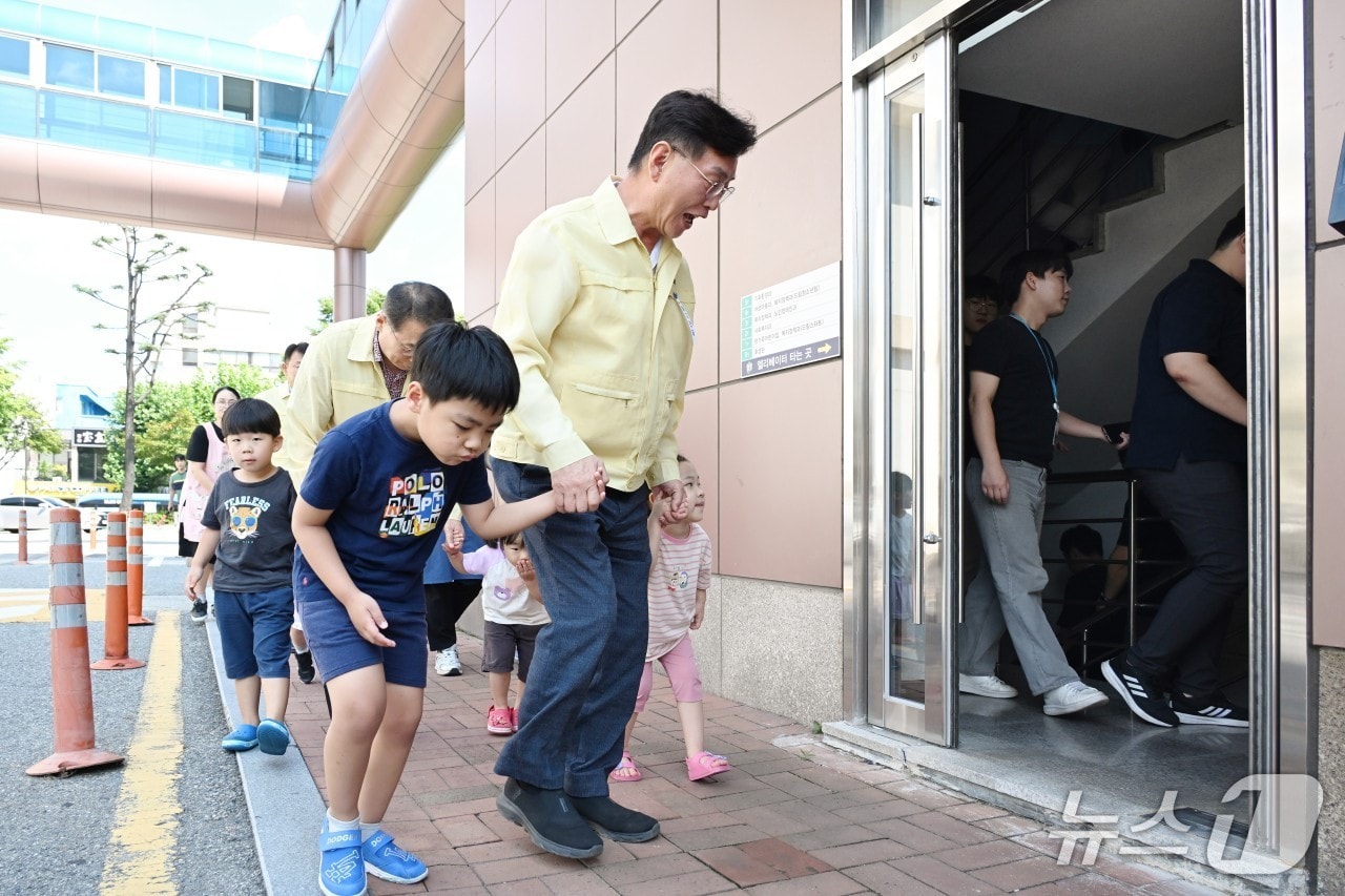 김제선 청장이 민방위 대피훈련을 하고 있다.(중구 제공, 재판매 및 DB금지)/뉴스1