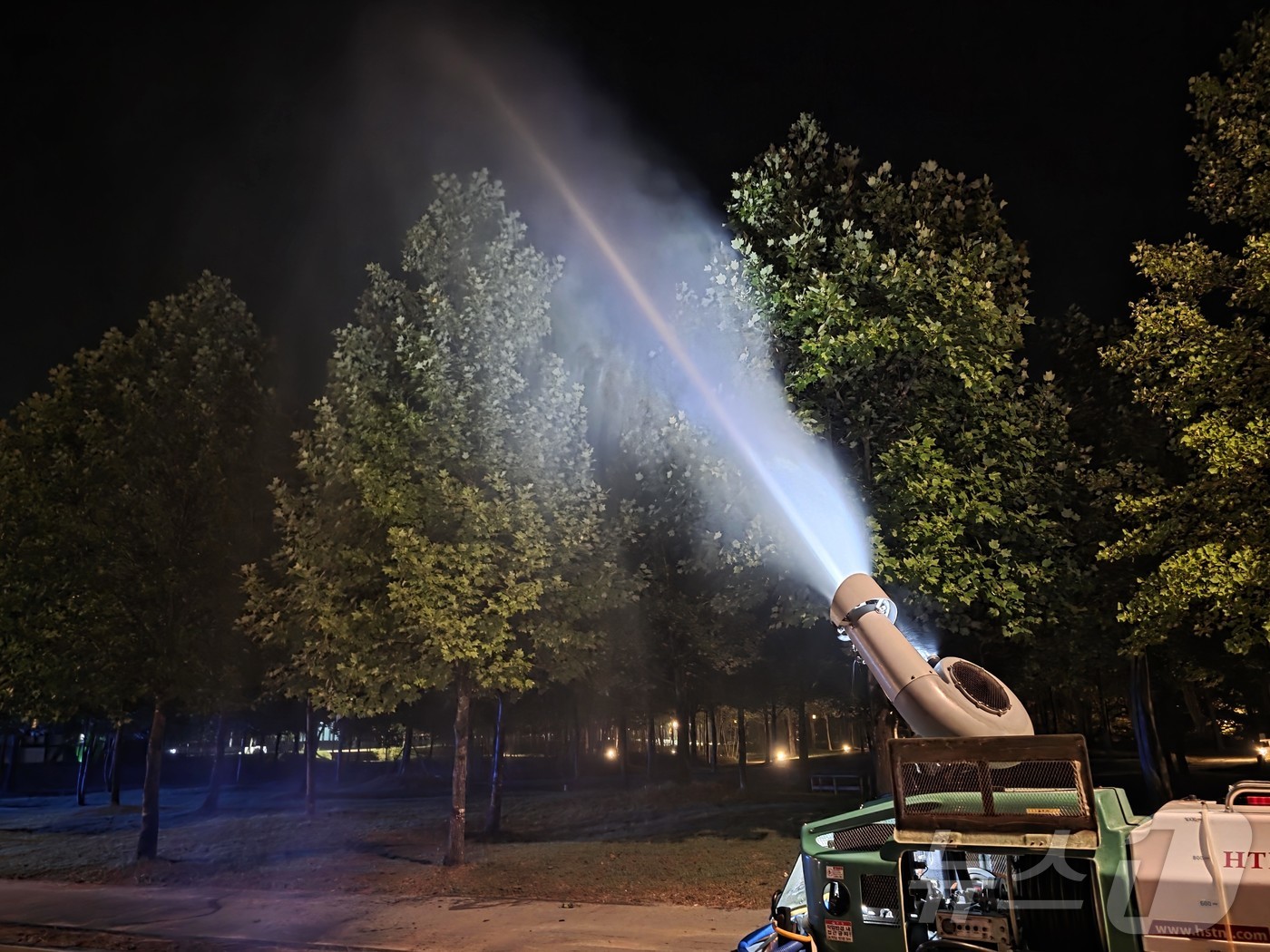 전남 담양군이 미국흰불나방 확산 방지를 위해 방역을 하고 있다.(담양군 제공. 재배포 및 DB 금지)