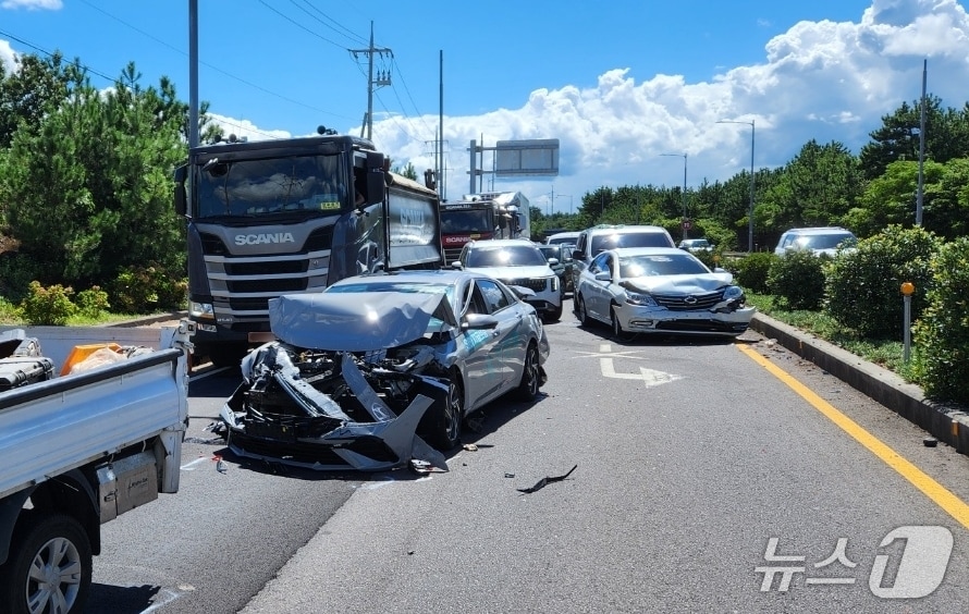 20일 낮 제주시 구좌읍 동복리 일주도로에서 다중 추돌사고가 발생했다.(제주도소방안전본부 제공. 재판매 및 DB 금지)