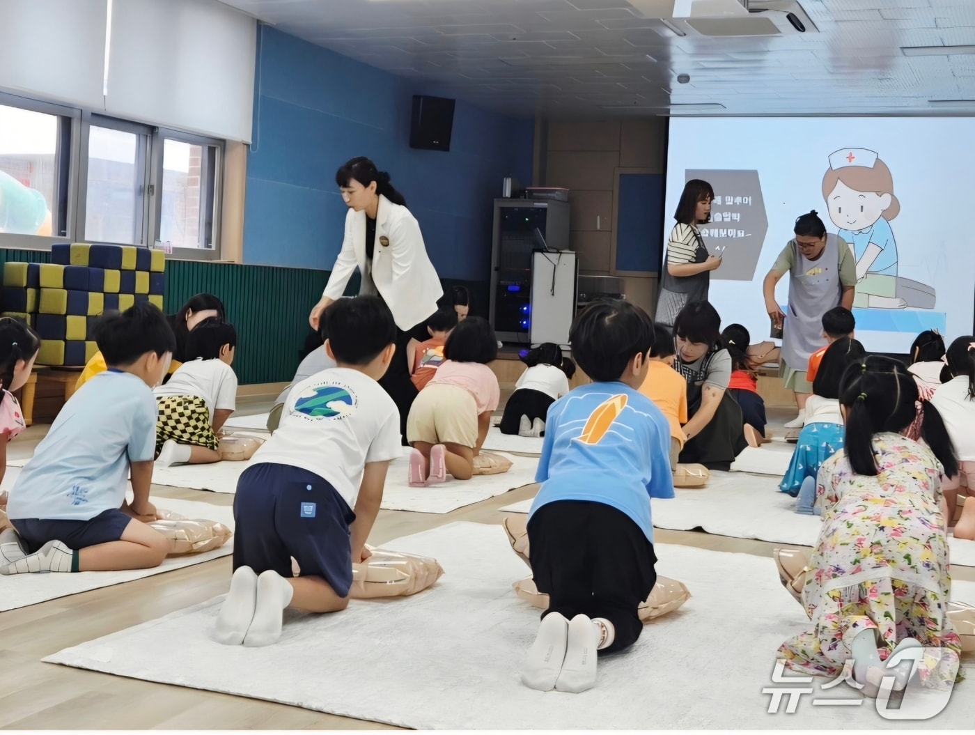 한림성심대학교 BLS교육센터는 20일 강원도청 어린이집 원아를 대상으로 ‘심폐소생술 교육’을 실시했다.(한림성심대학교 BLS교육센터 제공. 재판매 및 DB금지)/뉴스1