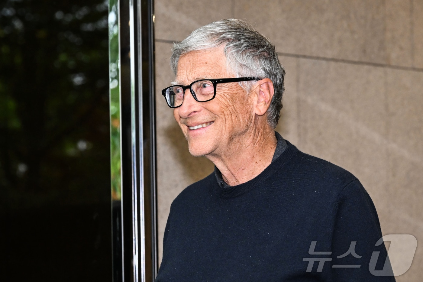 마이크로소프트(MS)의 공동창업자이자 빌앤드멀린다게이츠재단 이사장인 빌 게이츠가 지난 20일 서울 강서구 서울김포비즈니스항공센터를 통해 입국하고 있다. (공동취재) 2025.8.20/뉴스1 ⓒ News1 김진환 기자