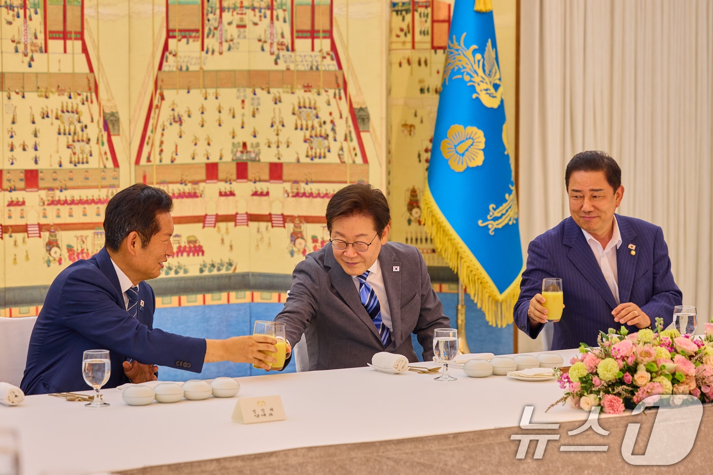 이재명 대통령이 지난 달 20일 서울 한남동 관저에서 정청래 대표, 김병기 원내대표 등 더불어민주당 신임 지도부와 가진 만찬에서 건배하고 있다. (대통령실 제공. 재판매 및 DB 금지) 2025.8.20/뉴스1 ⓒ News1 허경 기자