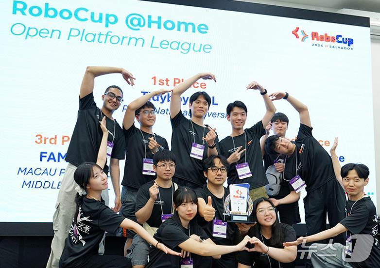 부산대 '타이디보이'팀이 로보컵 2025 홈서비스 부문 우승을 차지하고 기념 촬영하고 있다.(부산시 제공. 재판매 및 DB금지)