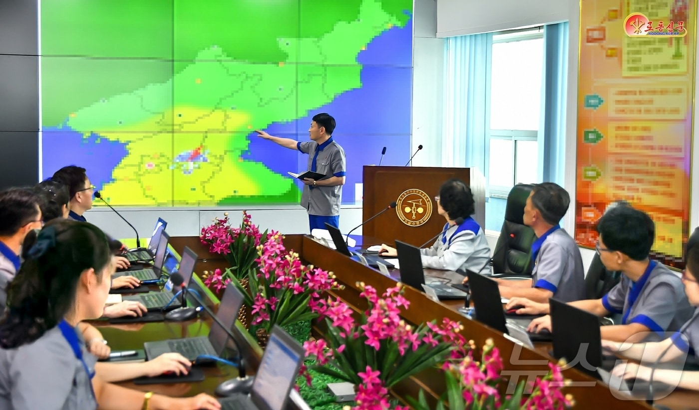 &#40;평양 노동신문=뉴스1&#41; = 북한 노동당 기관지 노동신문은 21일 기상수문국을 조명하며 &#34;최대로 긴장각성해 재해성 기후에 철저히 대처하자&#34;라고 보도했다. [국내에서만 사용가능. 재배포 금지. DB 금지. For Use Only in the Republic of Korea. Redistribution Prohibited] rodongphoto@news1.kr