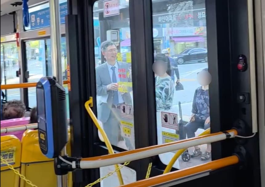 부산의 한 버스정류장에서 포착된 문형배 전 헌법재판소장 권한대행. &#40;보배드림&#41;