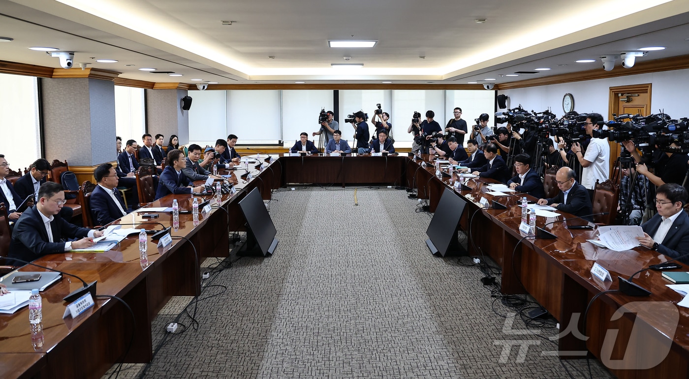 권대영 금융위원회 부위원장이 21일 서울 중구 전국은행연합회에서 열린 &#39;석유화학 사업재편 금융권 간담회&#39;에서 모두발언을 하고 있다. 2025.8.21/뉴스1 ⓒ News1 김도우 기자