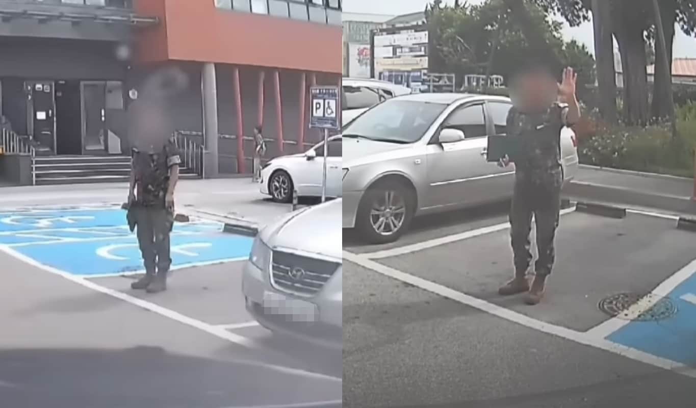 주차 자리를 찾던 시민이 다가 오자 손을 흔들며 주차가 어렵다고 표현하는 군인. ('도참시 블랙박스' 갈무리)