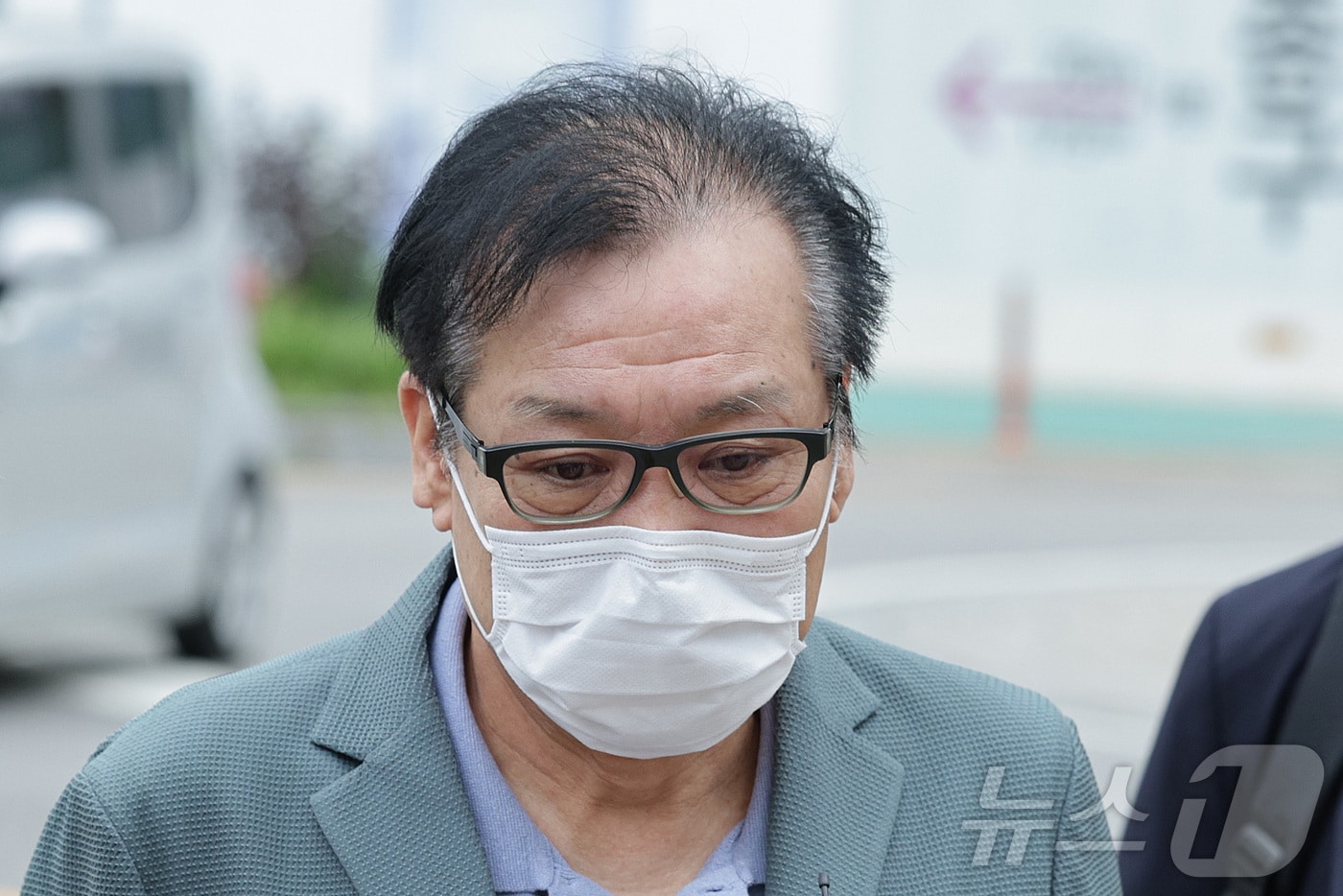 김건희 여사와 친분을 이용해 각종 청탁을 받은 의혹이 제기된 건진법사 전성배 씨가 21일 서울 종로구에 마련된 민중기 특별검사팀(김건희 특검팀) 사무실로 향하고 있다. 2025.8.21/뉴스1 ⓒ News1 신웅수 기자