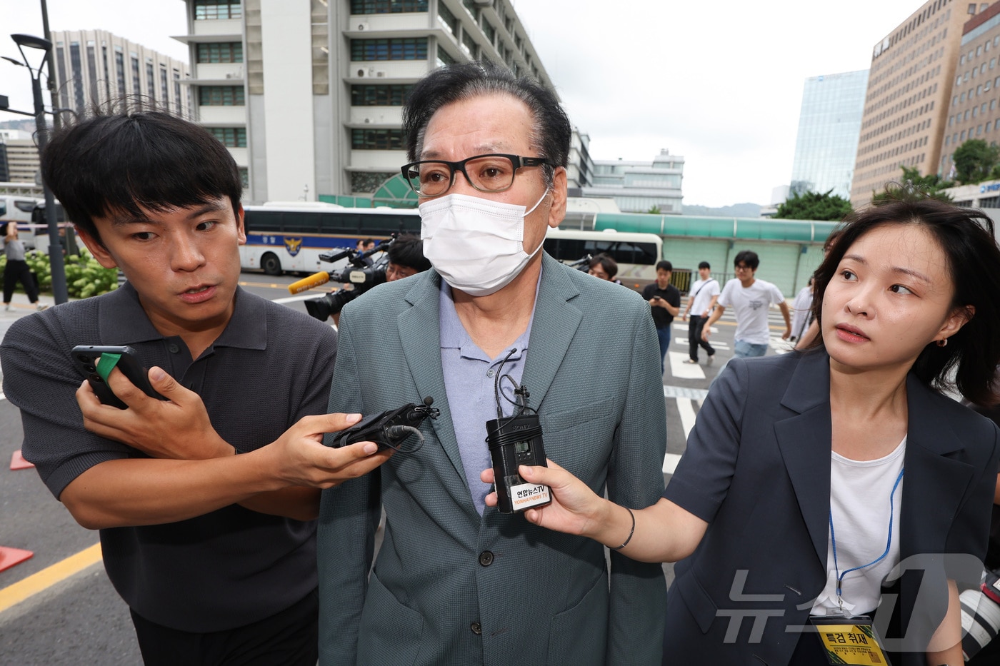 김건희 여사와 친분을 이용해 각종 청탁을 받은 의혹이 제기된 건진법사 전성배 씨가 21일 서울 종로구에 마련된 민중기 특별검사팀(김건희 특검팀) 사무실로 향하고 있다. 전씨는 이날 오전 열리는 자신의 구속 전 피의자심문(영장실질심사)을 앞두고 '구속을 받아들이겠다'는 입장을 밝힌 것으로 확인됐다. 2025.8.21/뉴스1 ⓒ News1 신웅수 기자